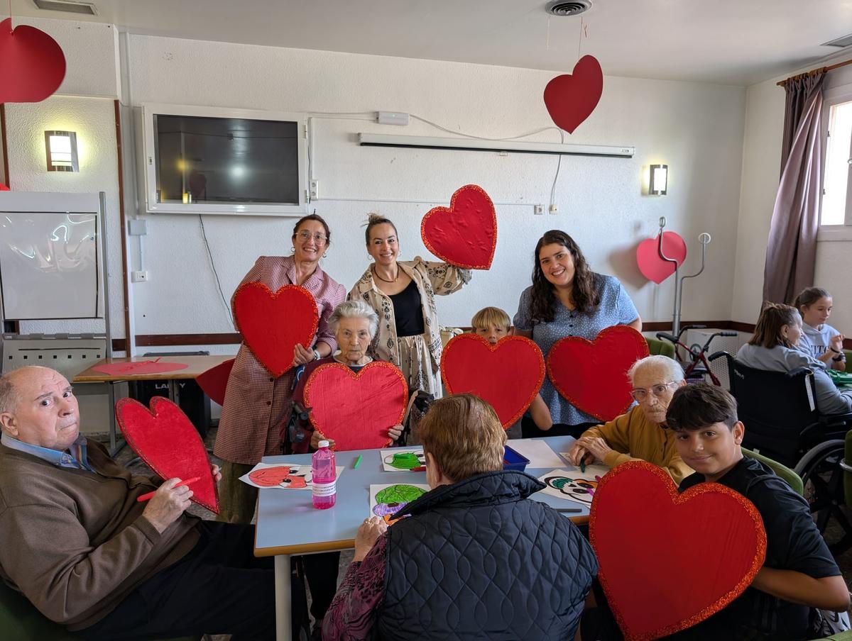 Alumnos del colegio Cuba y residentes en el centro de mayores Francisco Casanovas comparten actividades una vez a la semana en Torrevieja