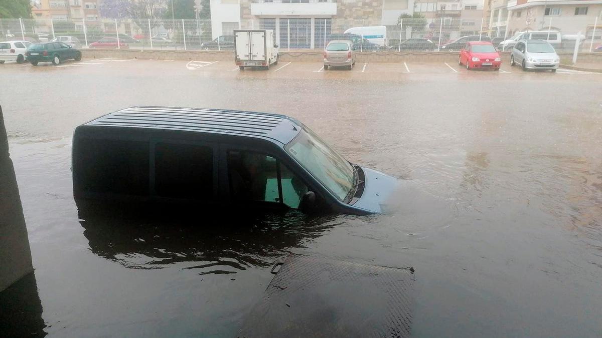 Coche atrapado por la lluvia en el parking de la lonja de Vinaròs