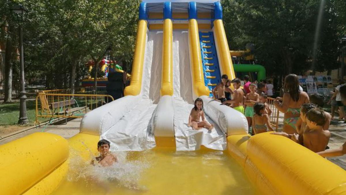 Niños disfrutan el gran tobogán de agua. | M. J. C.