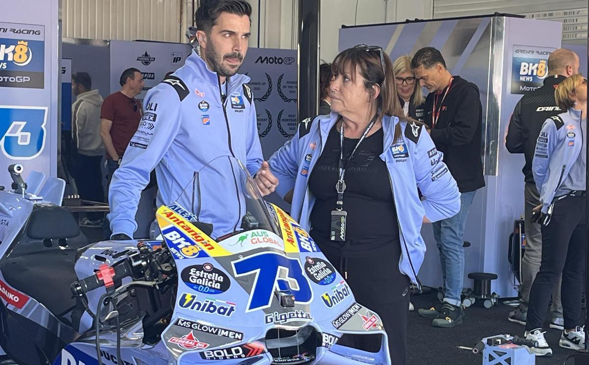 Nadia Padovani, viuda del excampeón Fausto Gresini, con su Director Deportivo, Michele Masini, hoy, en Cheste.