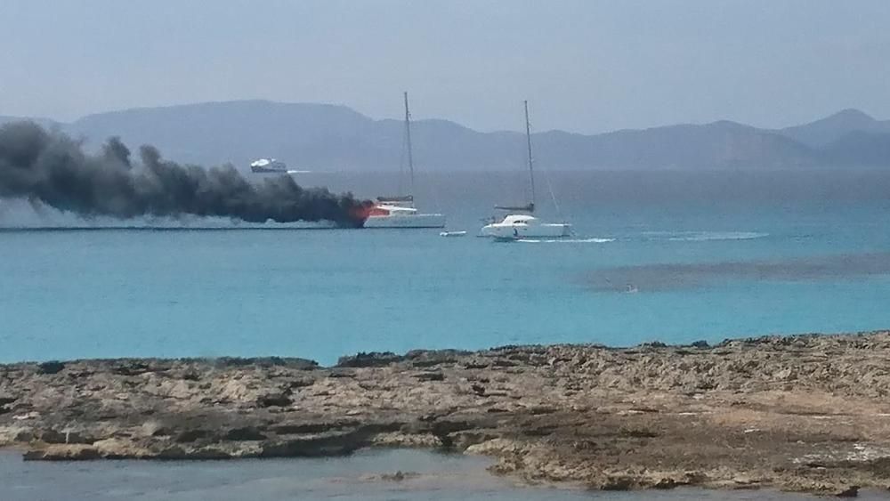 Incendio de un catamarán en Formentera