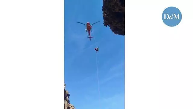 Una joven de 17 años, herida y evacuada en helicóptero al tirarse al mar desde un acantilado de 30 metros en el Caló des Moro