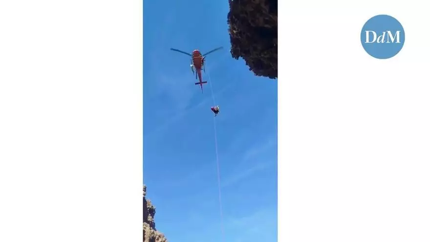 Una joven de 17 años, herida y evacuada en helicóptero al tirarse al mar desde un acantilado de 30 metros en el Caló des Moro