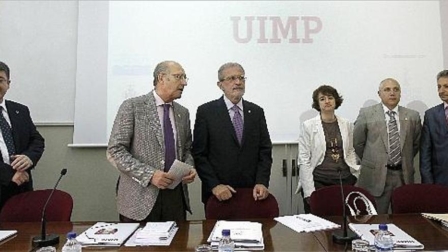 Los rectores Peris, Rodríguez, Morcillo, Juliá y Toledo con la secretaria autonómica Amparo Camarero, ayer antes del debate.