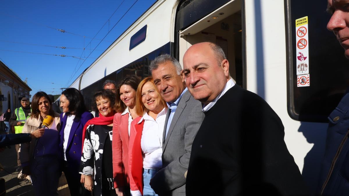 Rafaela Valenzuela, María José Rallo, Esperanza Caro de la Barrera, Emilio Monterroso y Emilio Martínez toman el tren en Palma del Río.