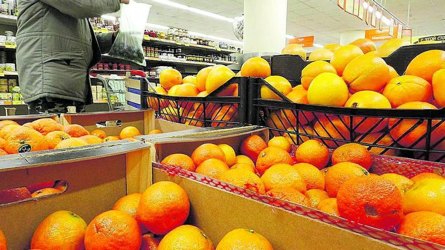 Imagen de naranjas en un supermercado.