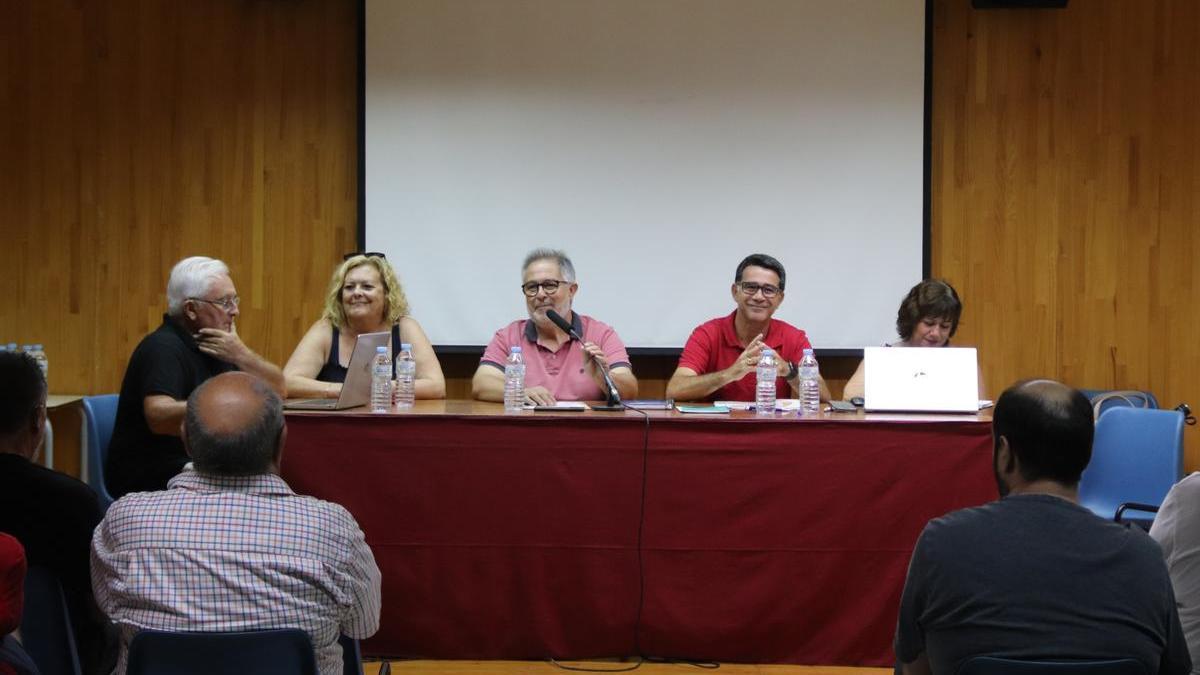 Encuento del alcalde con los festeros para presentarles la nueva ubicación del Mig Any