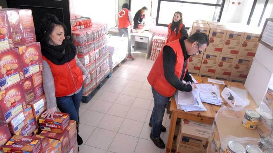 Reparto de alimentos de Cruz Roja en Langreo.