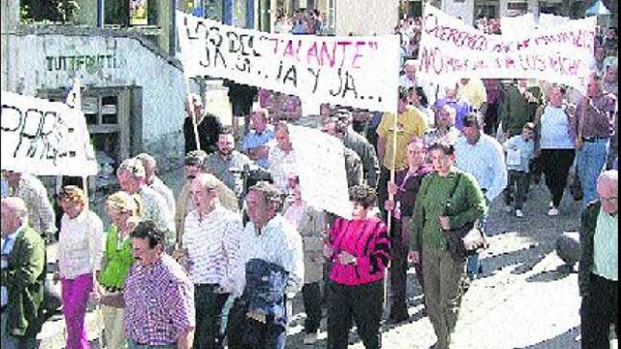 Una manifestación contra la declaración como parque natural de las Fuentes del Narcea, Degaña e Ibias.