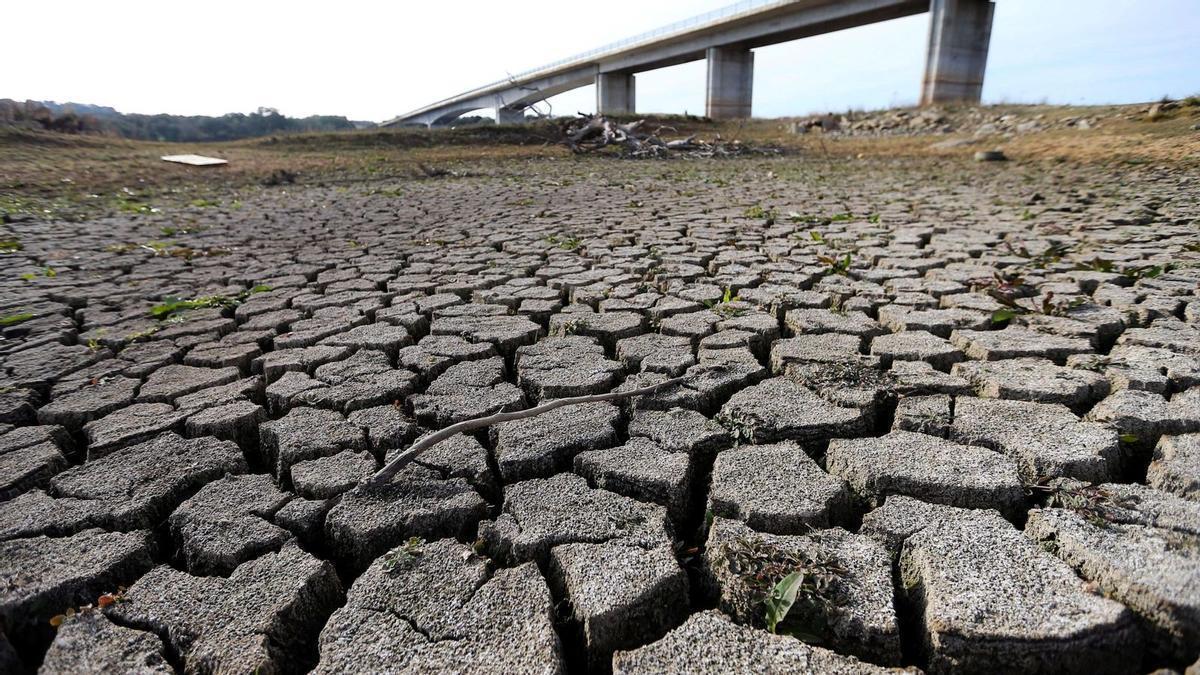 El Guadiana bajo el puente que conecta España con Portugal.