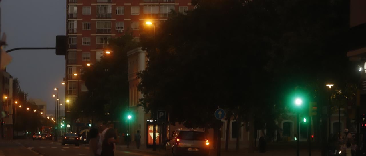 Varias farolas encendidas en Zaragoza, el pasado viernes por la noche.