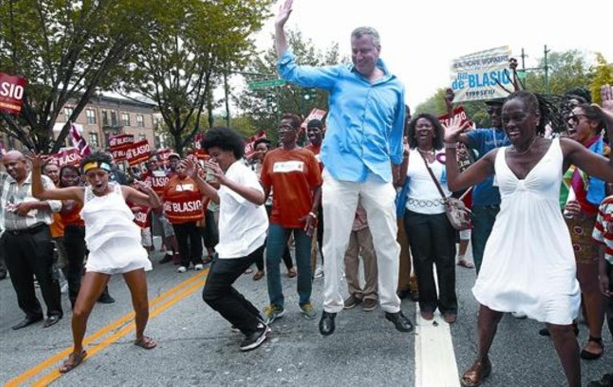 A l’aire, Bill de Blasio, favorit en les primàries demòcrates del dimarts a l’alcaldia de Nova York. A la dreta, la seva dona, Chirlane McCray; a l’esquerra, els seus fills Chiara i Dante.