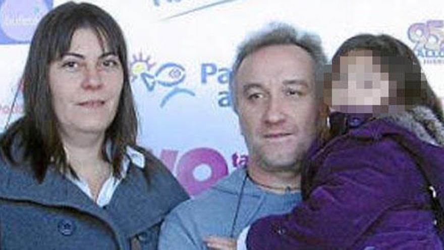 Hallan fotos de los padres de Nadia teniendo relaciones sexuales ante la niña