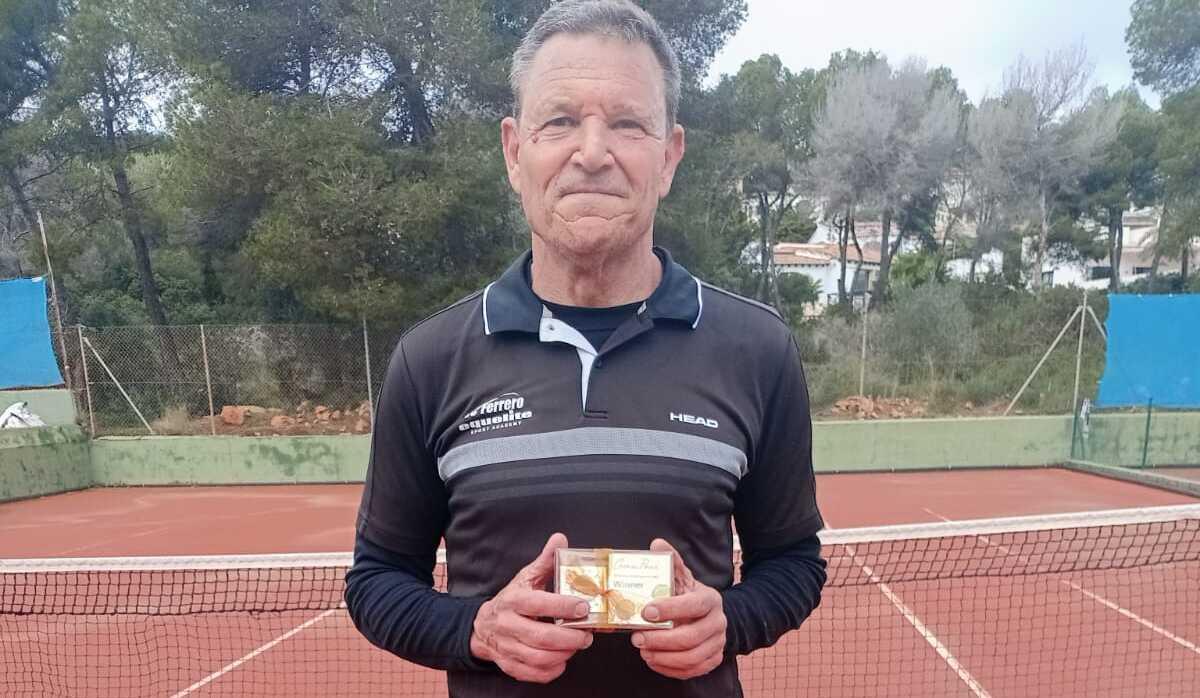 Carlos Ripoll, con el trofeo de campeón