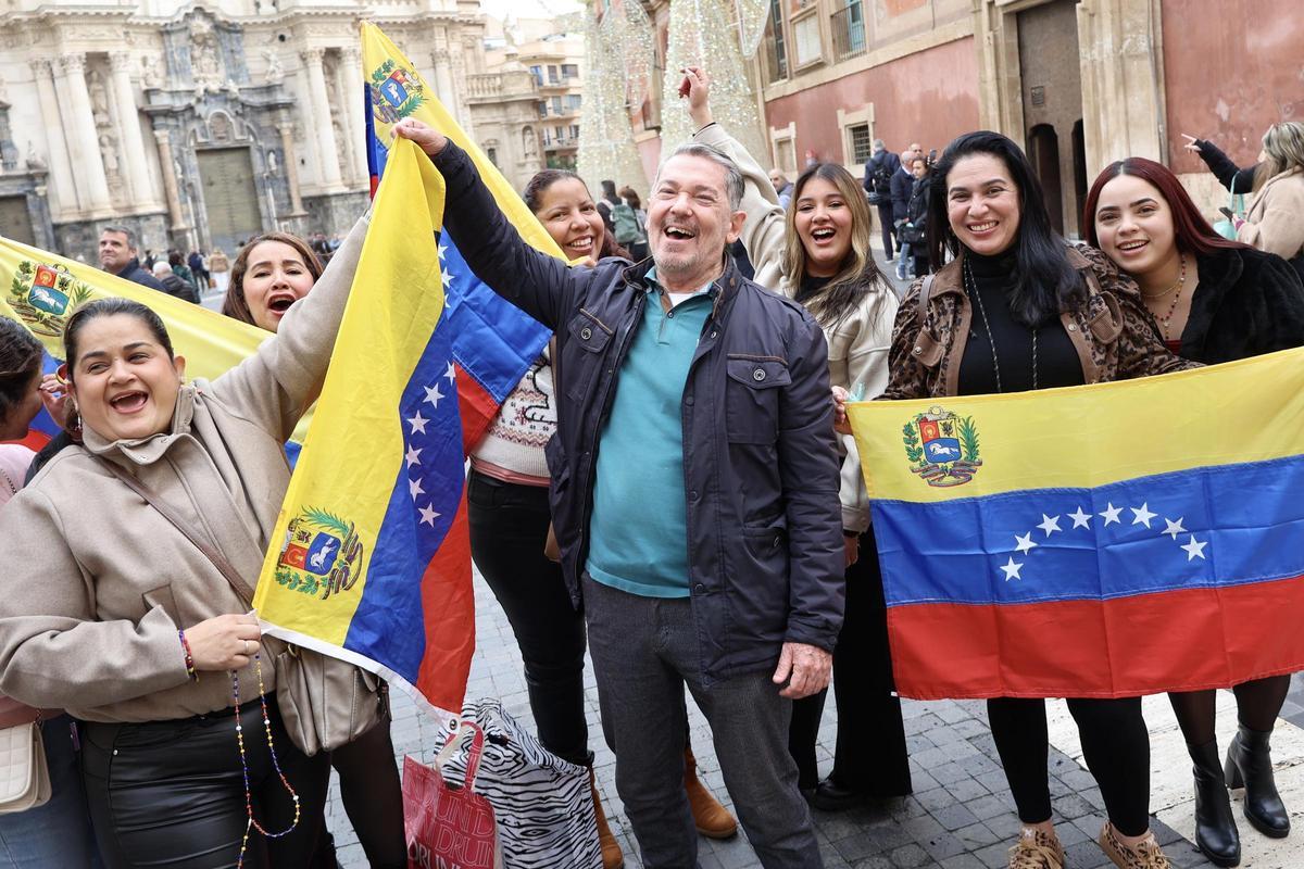 Venezolanos residentes en Murcia celebran la detención de Nicolás Maduro en Belluga.