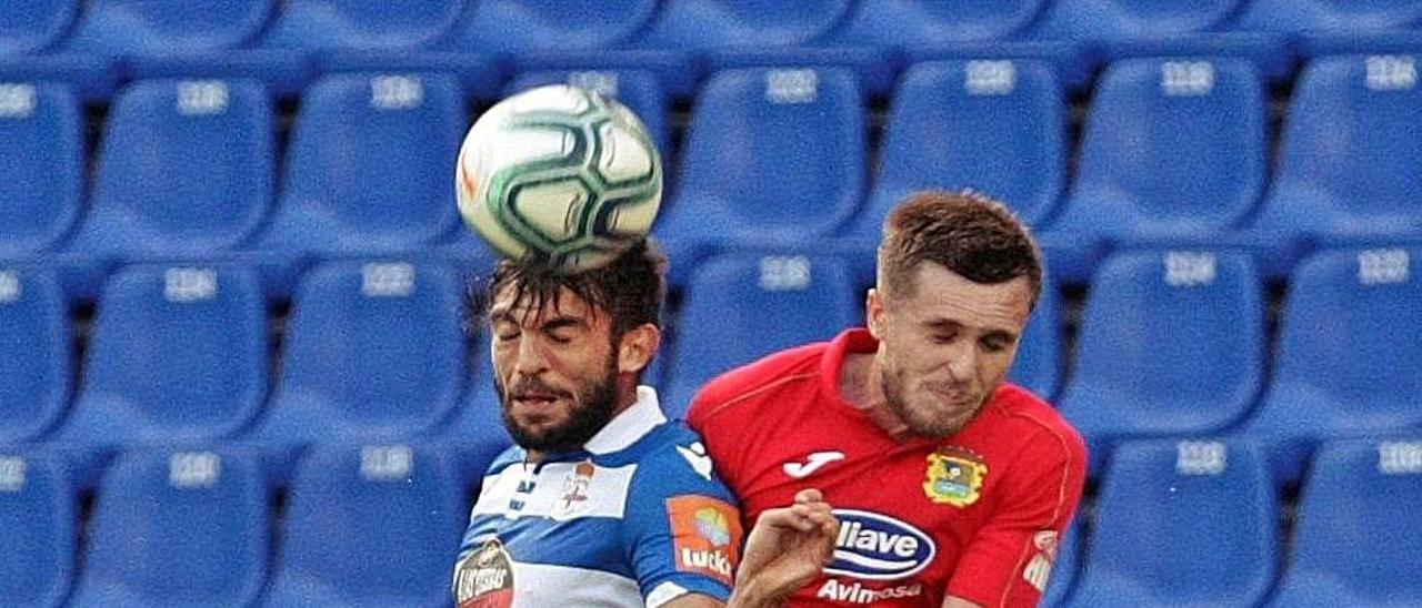 Un lance del Deportivo-Fuenlabrada jugado ayer en Riazor.