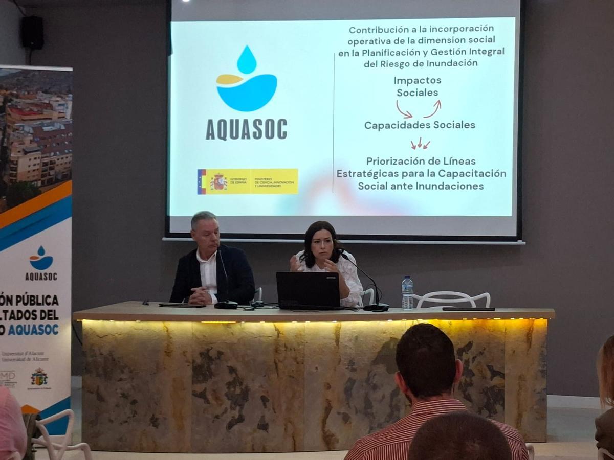 Los directores de la herramienta Aquasoc, Antonio Aledo y Guadalupe Ortiz, en la presentación este viernes en Orihuela