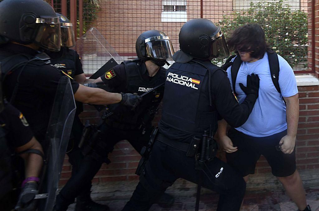 Todas las imágenes de la protesta por la Ebau y las cargas policiales junto a la Consejería de Educación