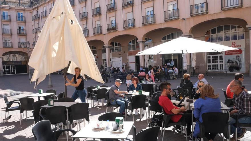 Elda retoma el cobro de la tasa de mesas y sillas a la hostelería