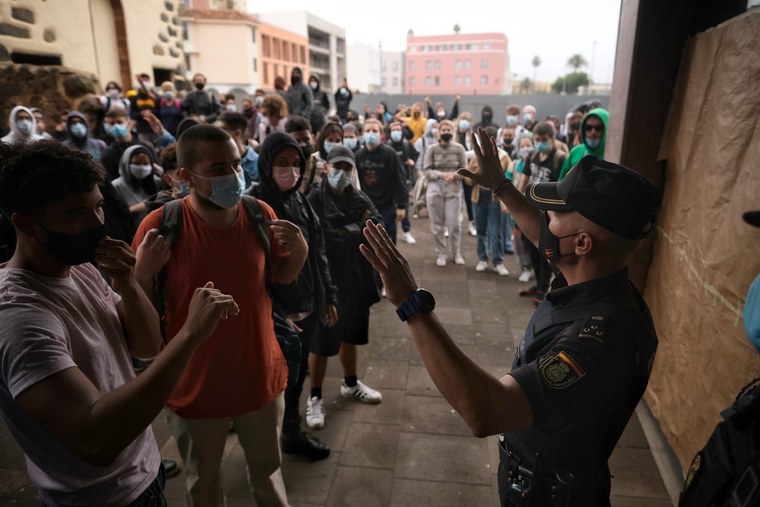 Concentración de estudiantes de la ULL para mostrar su apoyo a los dos jóvenes detenidos en Bellas Artes