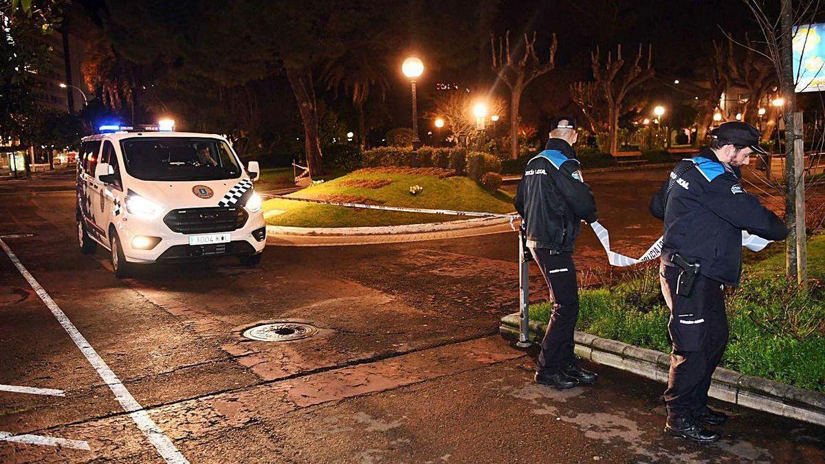 Agentes de la Policía Local cierran Méndez Núñez en un dispositivo antibotellón.