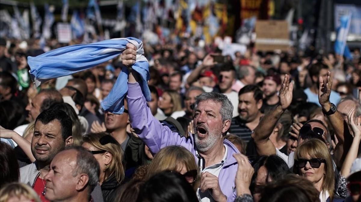 vvargas43490932 a man shouts slogans against president mauricio macri as he 180525220458