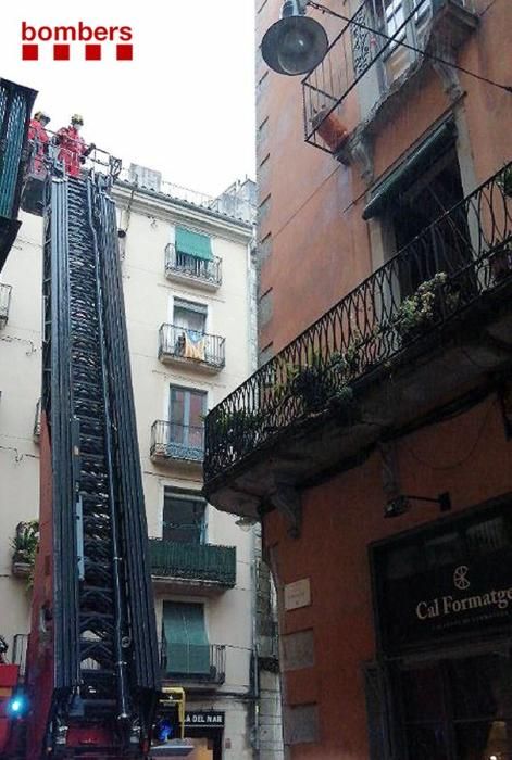 S'esfondra un balcó al Barri Vell i deixa una bomba de butà a punt de precipitar-se