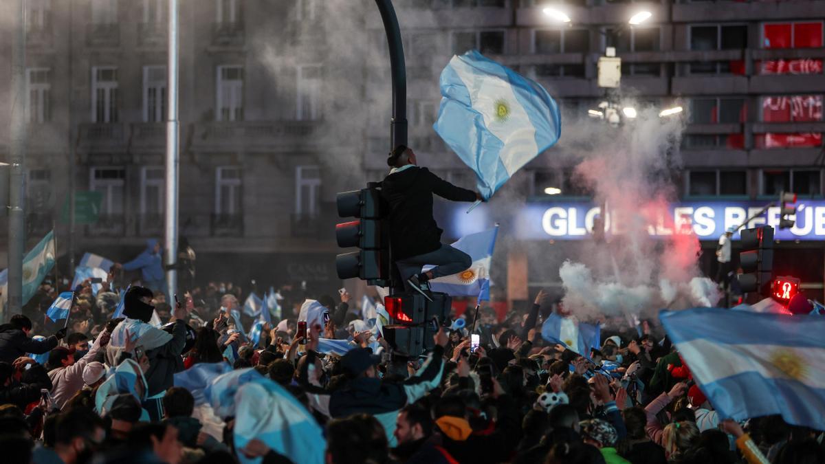 Miles de aficionados celebran en Buenos Aires la victoria de Argentina en la Copa América