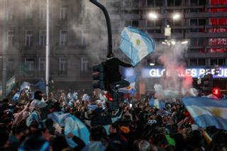 Miles de aficionados celebran en Buenos Aires la victoria de Argentina en la Copa América