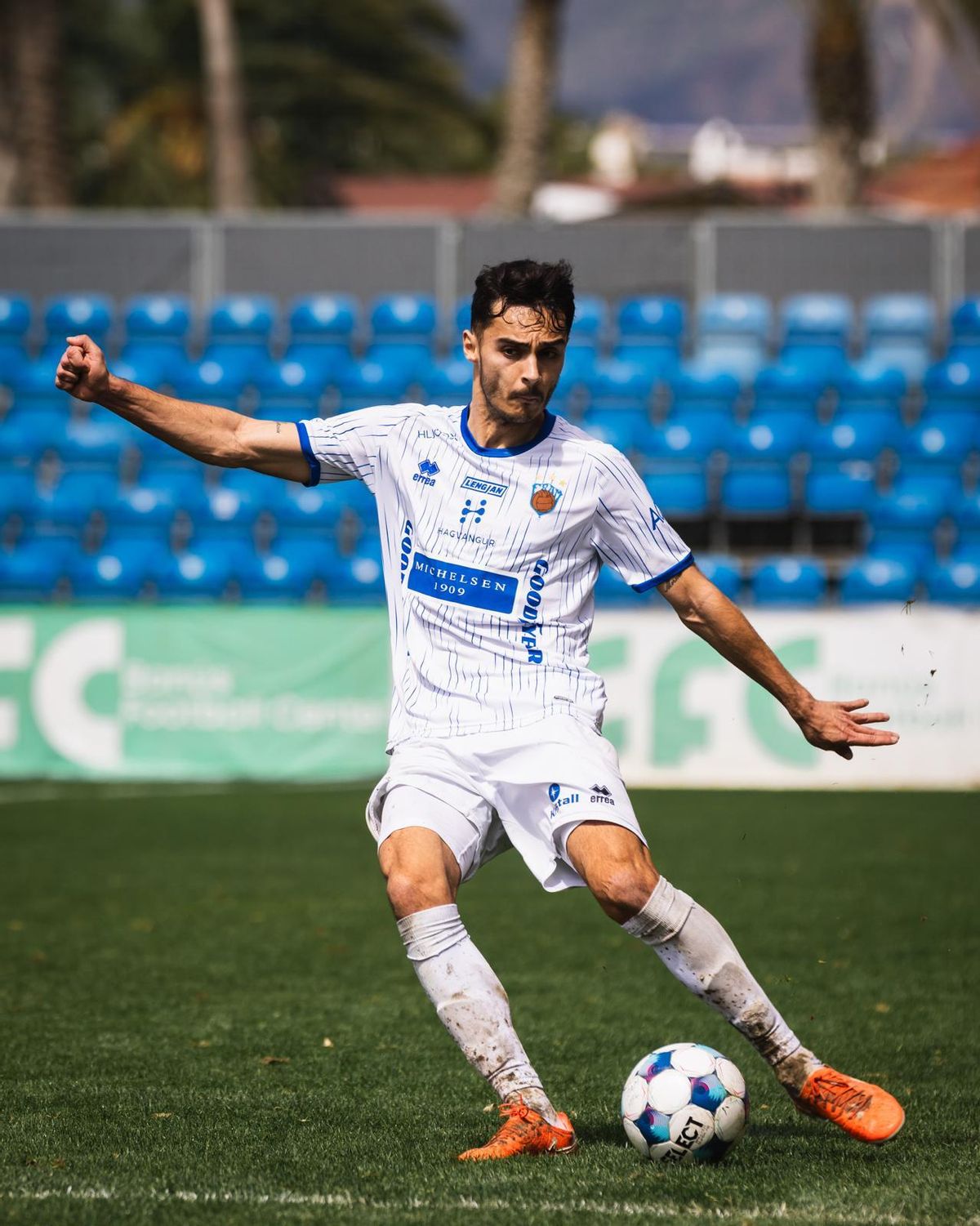Isra desplaza el balón con la zurda en un partido del Fram