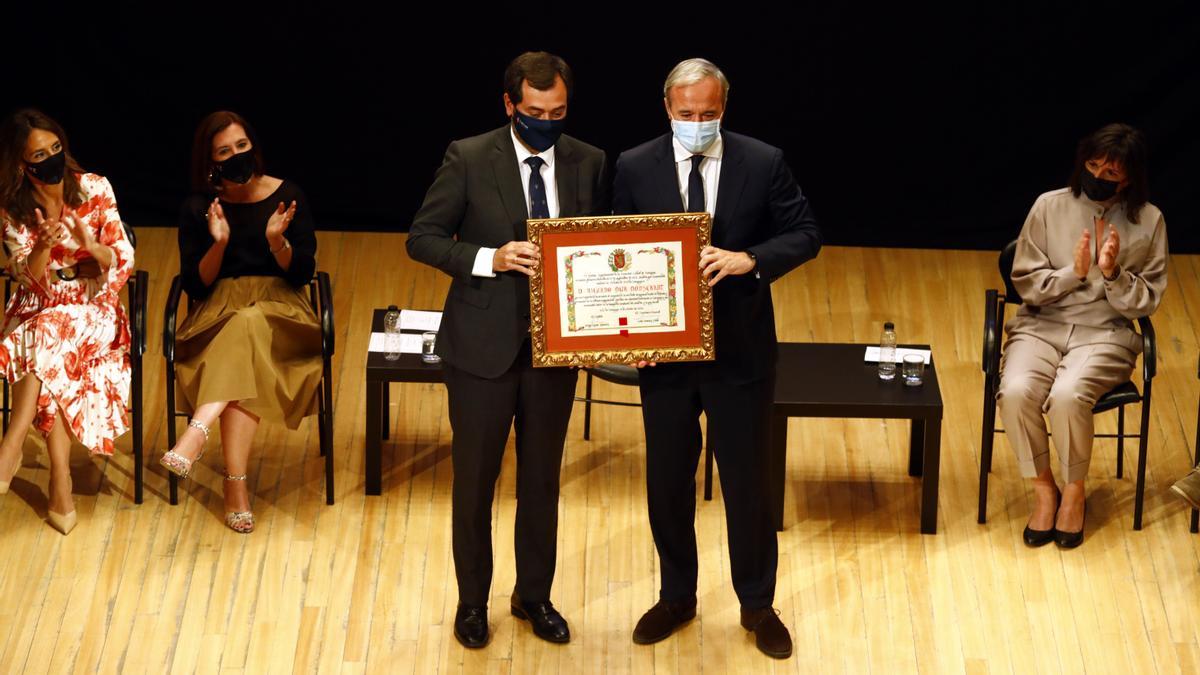 Jorge Azcón entrega la Medalla de Oro a Ricardo Mur.