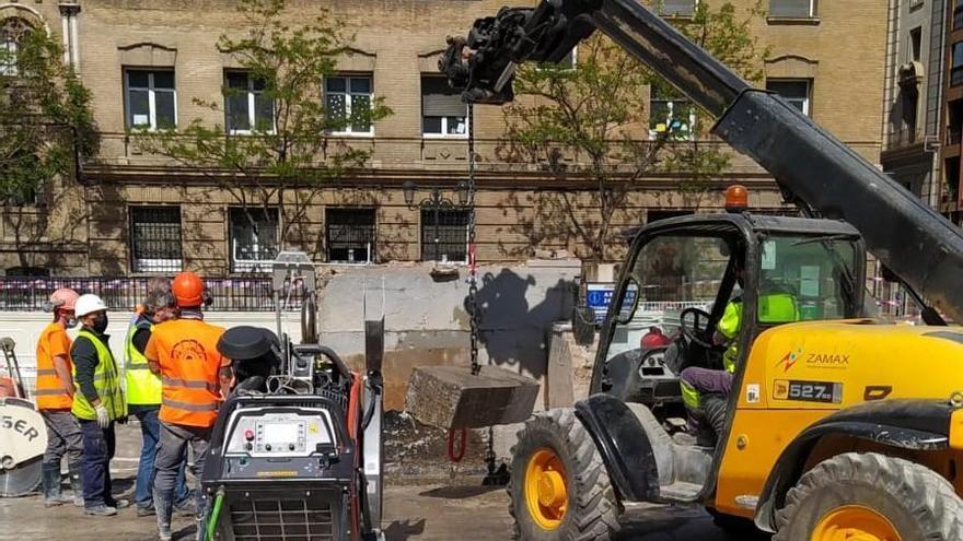 Comienza la retirada de la cubierta superior del parking de la plaza Salamero