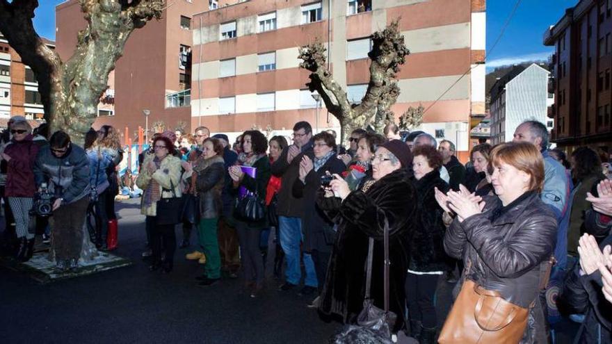 Asistentes al acto de homenaje a Argentina Rubiera celebrado ayer en Sama.