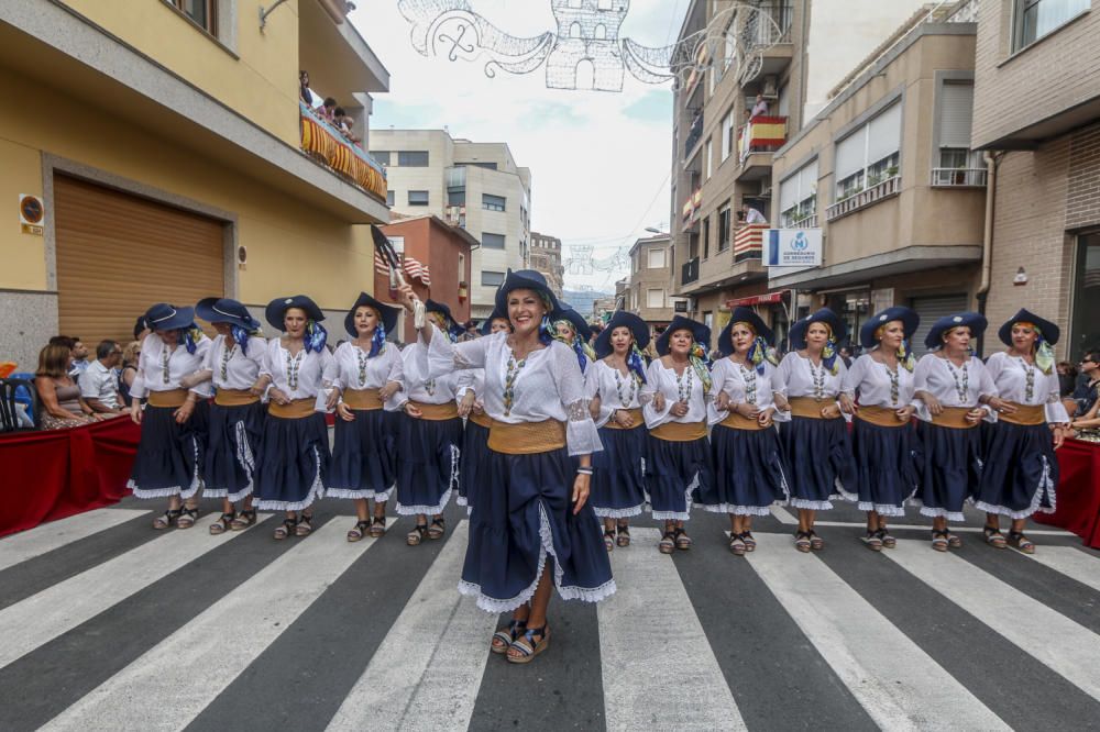 Más de 2.000 festeros participan en una vistosa Entrada de Moros y Cristianos que consigue llenar de público todas las calles de la capital de la Foia