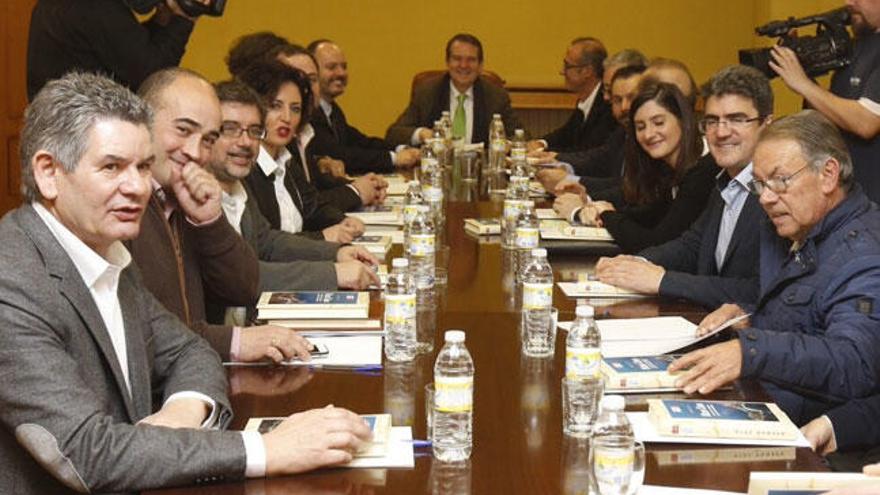 Los quince alcaldes durante la reunión de esta mañana // R.Grobas