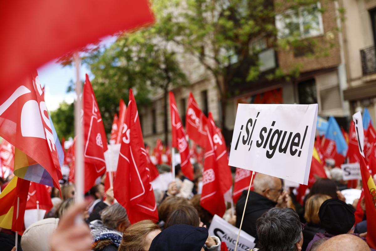 Las agrupaciones socialistas toman las inmediaciones de Ferraz en apoyo a Pedro Sánchez