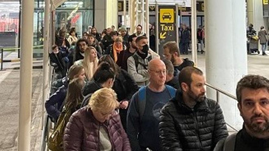 Passagiere warten am Flughafen Palma am 2. Januar auf ein Taxi.