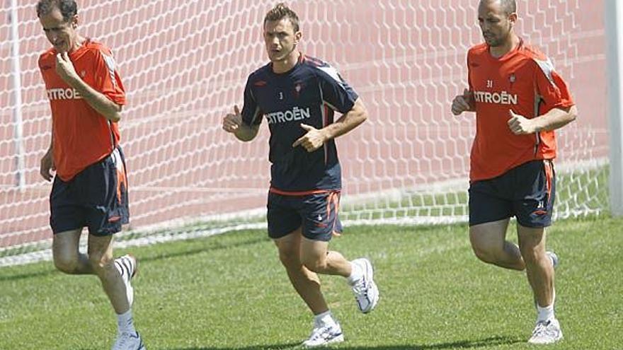 Lucas (centro), en un entrenamiento con el Celta.