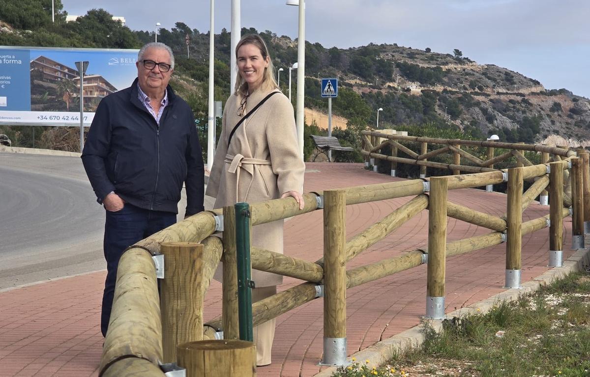 El alcalde, Rafael Albert; y la concejala de Contratación, Isabel Moya, visitando el mirador.