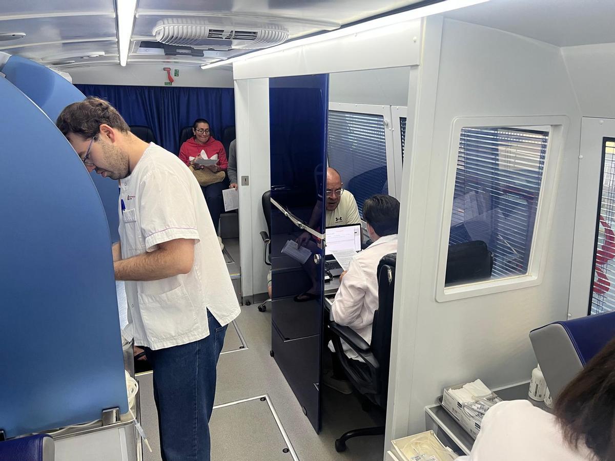 ### 35 donaciones de sangre durante la Concentración de Coches Clásicos de Benavente  La campaña de donación de sangre desarrollada en Benavente con motivo de la Concentración de Coches Clásicos se saldó con **35 bolsas recogidas**, además de tres personas que finalmente no pudieron donar tras ser rechazadas en el reconocimiento previo.  El delegado, **Emilio Conde**, destacó la satisfacción por el resultado de la iniciativa y quiso agradecer la participación de todas las personas que se acercaron a colaborar. «Como delegado es genial poder informar y agradecer», señaló, poniendo de relieve la importancia de aprovechar este tipo de encuentros para acercar la donación de sangre a la ciudadanía.  La campaña permitió así unir la celebración de la Concentración de Coches Clásicos con una acción solidaria que contribuye a mantener las reservas de sangre.