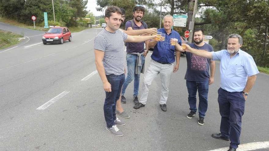 Acto de brindis del BNG en 2016 en el cruce de A Chasqueira, tras anunciar la Diputación que haría la obra.