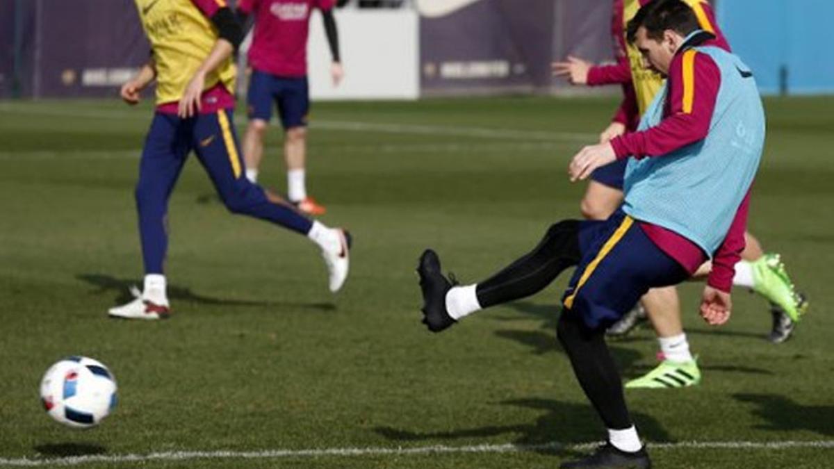 Leo Messi ha entrenado con botas negras