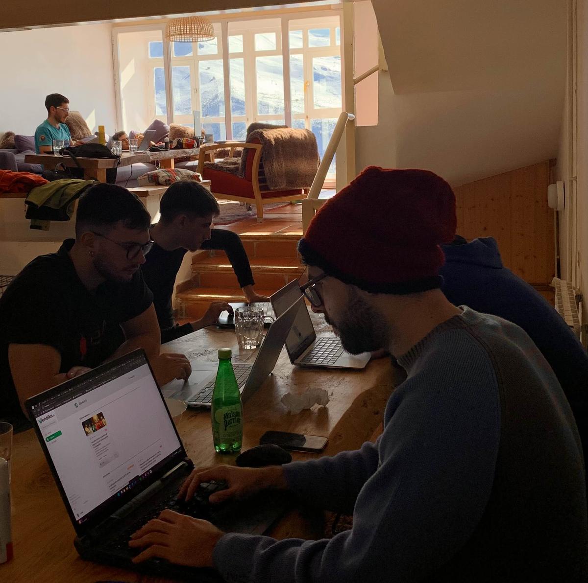 Integrantes del equipo de la empresa Surlabs, de Dos Hermanas (de izquierda a derecha, Sergio Santiago, Abraham Morales, Saúl Díaz y Daniel Cazalla), durante una convivencia organizada por la empresa a comienzos de 2025 en una casa de Sierra Nevada.