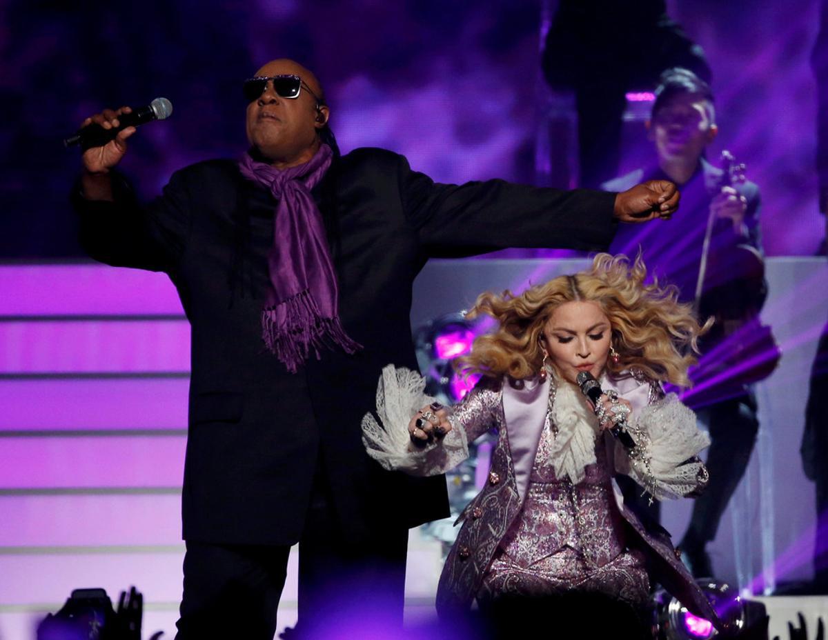 Stevie Wonder y Madonna interpretan ’Purple Rain’ a dúo.