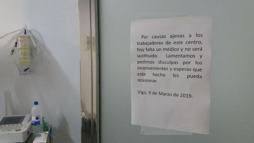 Un cartel alerta de la falta de personal en el PAC de Vigo.