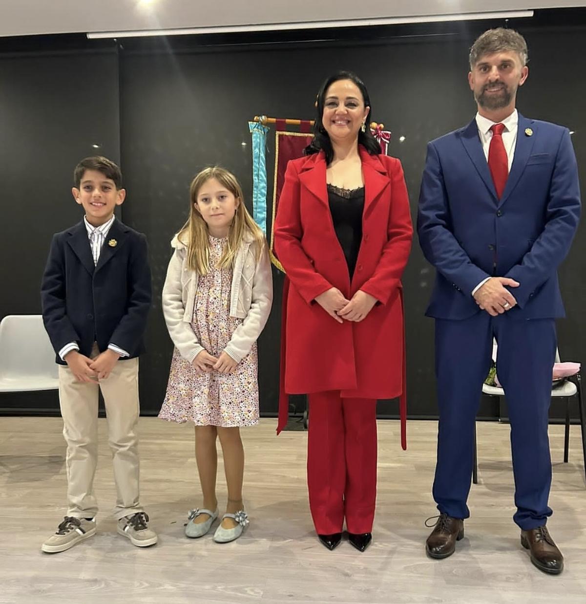 Las falleras mayores de Bolbaite, Marta y Lucía, con los presidentes, Manuel y Marcos.