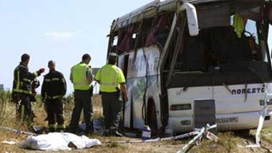 Tres muertos y 11 heridos en un accidente de autocar en Miajadas