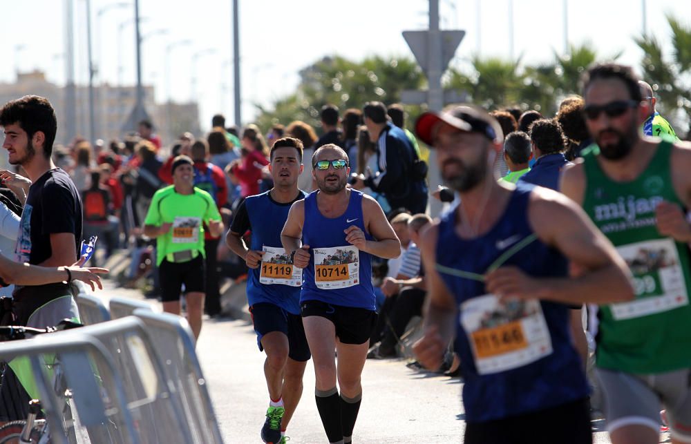 El Mouaziz, del Club Nerja de Atletismo ha vuelto a imponerse en la prueba, que ha alcanzado una participación récord con 7.500 corredores