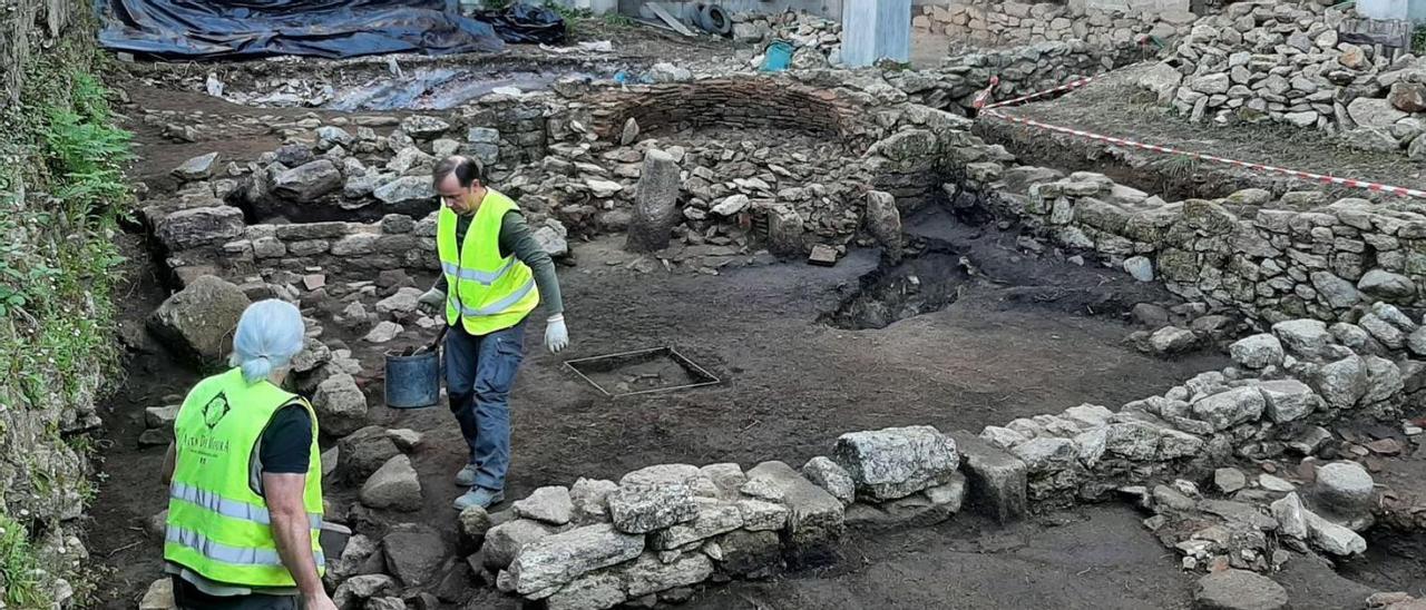 Los arqueólogos ultimando ayer trabajos de limpieza antes de proceder a un nuevo tapado del sector. En la parte superior, el bajo que se acondicionará como sala museística. |   // G.NÚÑEZ