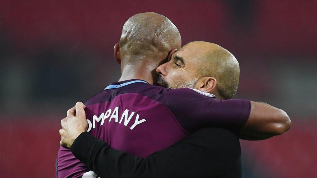 Guardiola y Komany celebrando la victoria frente al Tottenham